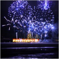 Город-герой Ленинград, 27 января 2009 года в России отмечали 65-ю годовщину снятия блокады Ленинграда. Это важный памятный день в истории города и в памяти людей.  Вечером над Петропавловской крепостью был салют.