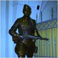 с Днем защитника отечества, в такой праздник просто необходимо было сходить в Военно-исторический музей (артиллерии, инженерных войск и войск связи).        9 августа 1703 года на территории Петропавловской крепости по личному указанию Петра I был построен специальный Цейхгауз для хранения старинных артиллерийских орудий.        В настоящее время это из самых крупных военно-исторических музеев мира, обладающий обширными коллекциями артиллерийских орудий и боеприпасов, стрелкового и холодного оружия, военно-инженерной техники, средств военной связи, боевых знамен, военной формы одежды, произведений батальной живописи и графики, наград и знаков.