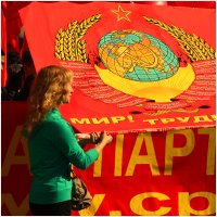 1 мая в Питере, не знаю, как у других, но у меня первомайская демонстрация ассоциируется с СССР, и нечего всяким едросам примазываться :)    я не люблю коммунистов, считаю что на их совести слишком много преступлений, но тем не менее 1 мая - это "Мир, Труд, Май", а не "с Путиным мы победим"    вообще, в шествии колонн по Невскому был свой порядок, в ногу с эпохой    первое почетное место заняла партия власти, современная номенклатура - едросы    вторыми шли лояльные и приближенные - справедливая россия    третье место уступили коммунякам, а дальше шел весь мелкий сброд - националисты, славянисты и прочие аболиционисты :D