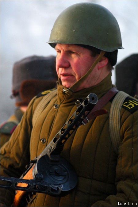 Солдат с автоматом ППШ