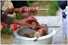 Нанизываем мясо на шампуры