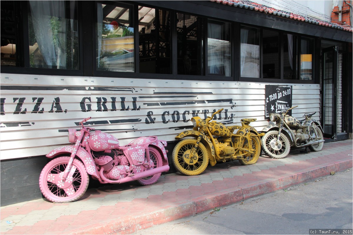 Мотоциклы перед кафе