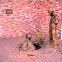 Красноярск 2005, Город расположен на обоих берегах Енисея. Был основан казаками под началом воеводы Андрея Дубенского в 1628 в междуречье Качи и Енисея, как военное укрепление (острог) Красный, позднее назывался Красный Яр. Статус города Красноярск получил в 1690.  Чем меня поразил этот город, так это обилием памятников и фонтанов. В центре нет ни одного перекрестка, чтобы на нем не было небольшого скверика,скульптуры или фонтанчика!