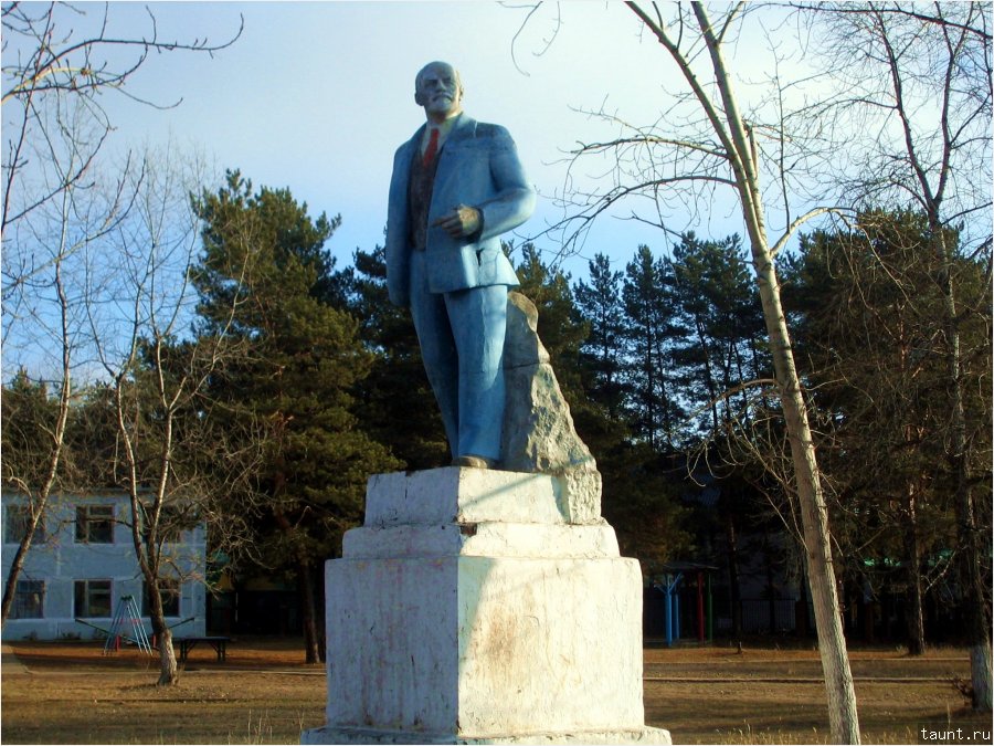 Тольятти - памятник в пионерлагере
